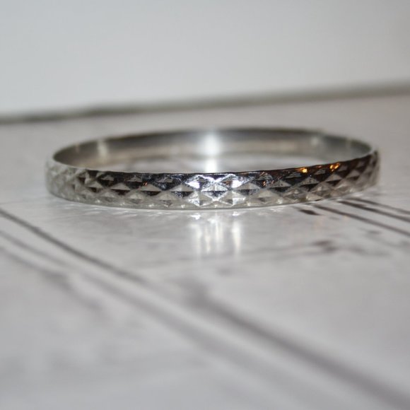 Beautiful silver textured bangle bracelet 7" - Picture 2 of 3
